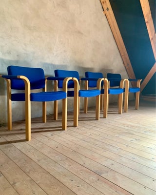 Magnus Olesen, Stol, 4 fine stole med kobolt blåt stof.

For dig der vil sidde ekstra behageligt ved