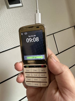 Nokia C3 Gold edition 01, Rimelig, Fed retro Nokia...alt virker og den holder strøm i 5dage...
Ved i