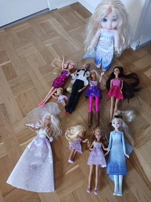 Barbie, Barbiefamilien, Hele Barbiefamilien med fint tøj på, 2 Barbiedukker, Ken (Barbies ægtemand),