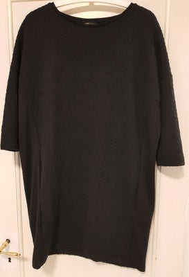 Anden kjole, Mango, str. L,  Næsten som ny, Sort kort kjole/tunika i kraftigt stof med 2/3 lange ærm