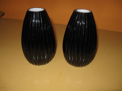 Vase, Vaser 	, 2 stk. 
H. 14 cm 
Næsten som ny
Prisen er for begge to

Prisen er fast 
Spørgsmålet o