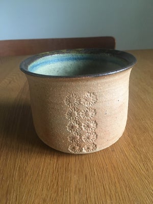 Keramik, Urtepotte, Retro, Velholdt retro keramik urtepotte - 9 cm høj - diam er 11 cm.
Sender gerne