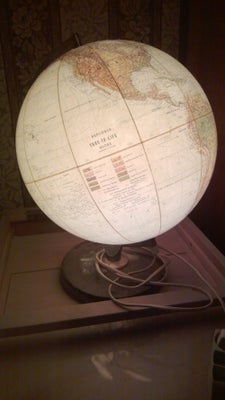 Anden bordlampe, Globus, Globus fra 1962. Højde knap 40 cm.  Der er kommet en ny sparepære i  (alene
