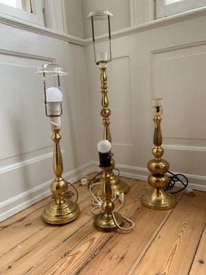 Lampe, Fine ældre lamper i messing   

Den lille er fra Randers, Danmark. Den er 26 cm høj. Pris 100