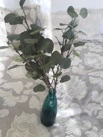 Vase med kunstige eucalyptus.
