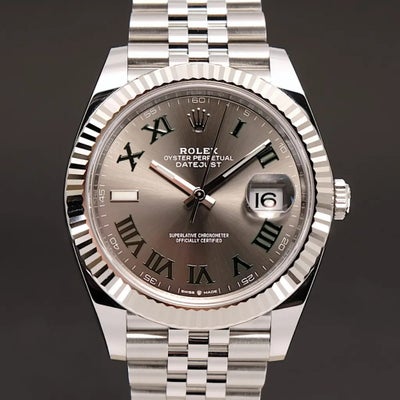Herreur, Rolex, Kan betales kontant

Rolex Datejust 41, ref. 126334 fra 2021. Uret er omfattet af Ro