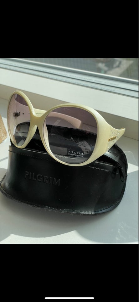 Solbriller dame, Pilgrim