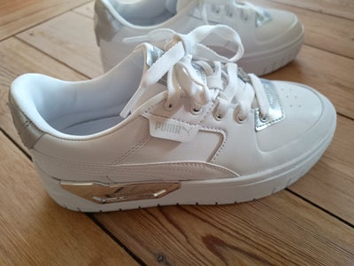 Sneakers, str. 36, Puma,  Hvid og sølv,  Ubrugt, Metallic Dream Cali Sneakers Str. 36

Aldrig brugt,