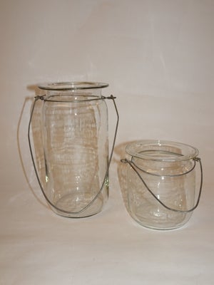 Glas, Hængelygter, 2 fine hængelygter med glas a la sylteglas. De er hele og fine i standen.

H: 20 