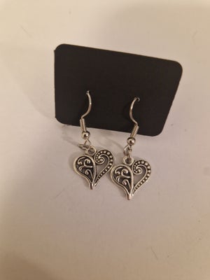 Øreringe, Flotte små vintage gammel sølvfarvet hjerte øreringe. Med nikkelfri ørestiks NYE 
Zinklege