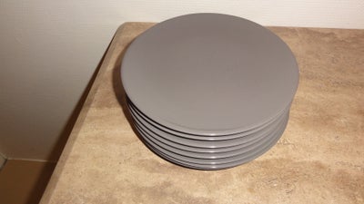 Porcelæn, 8 stk. fine grå frokosttallerkener, Dia. 21 cm.
Prisen er pr. stk.
Sender gerne mod betali