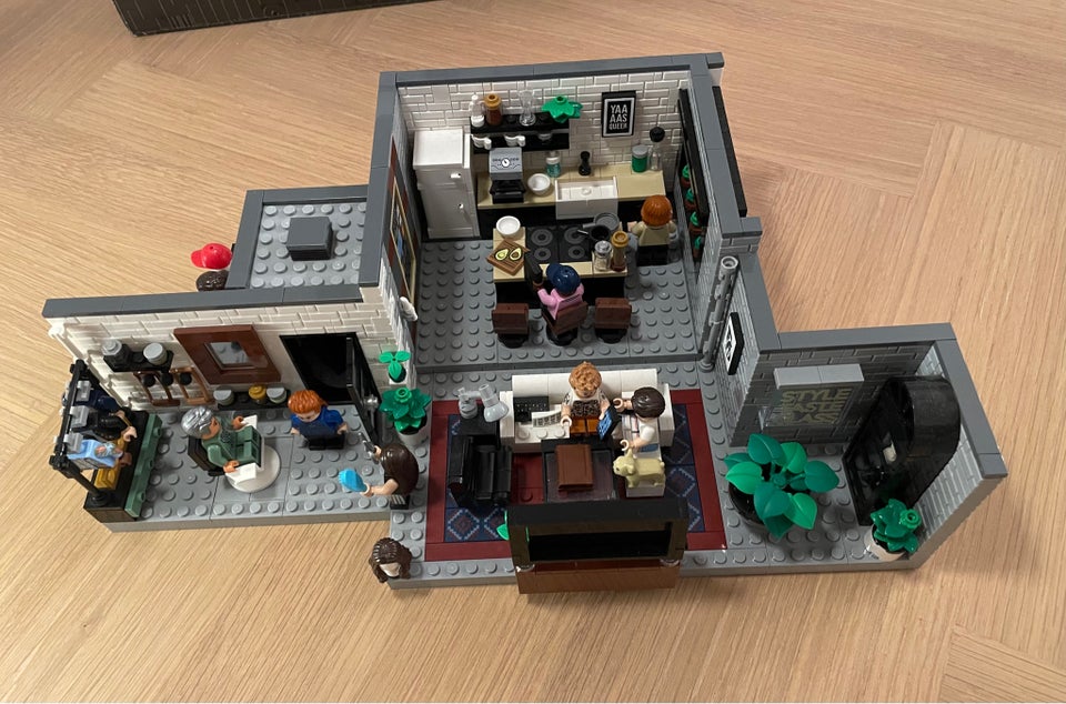 Lego Exclusives, 10291 QE The FAB 5 loft