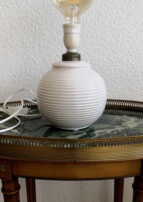 Lampe, L. Hjort Danmark, L. Hjort Danmark nr. 308 retro keramik bordlampe.

Tidsløs klassisk design 
