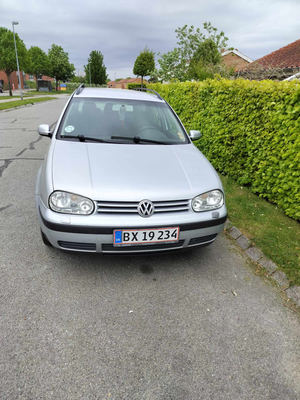 VW Golf IV, 2,0 Variant, Benzin, 2002, km 318880, grå, træk, nysynet, klimaanlæg, ABS, airbag, alarm