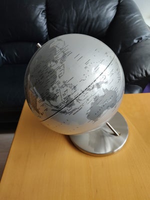 Globus, Ukrndt, Flot globus i sølv/grå. Diameter 28 cm. Globussen er 100% ok og drejer fint rundt. E