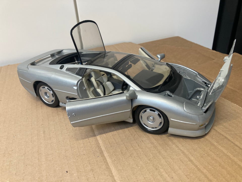 Modelbil, Jaguar XJ220 1/18, skala 1:18