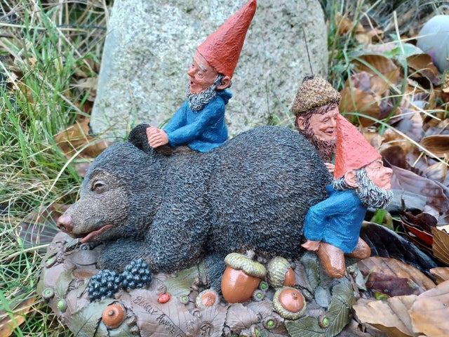 Gnomes, Nisser, Tom Clark, “ Bearly awake ”  
Sjov og unik…