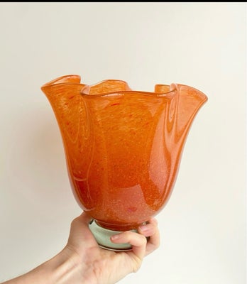 Vase, Vase, Vintage, Flot vintage orange glasvase sælges. Vasen er gennemfarvet og fremstår fejlfri.