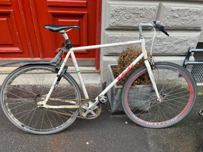 Herrecykel,  Fix, 1 gear, Fixie cykel med fastmonteret dynamolys, bagskærm, lås og ringeklokke. Udst