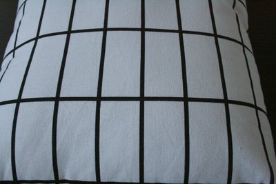Puder, To stk. ternet puder i hvid med sort stribe.
Haves også i stribet

Størrelse: 40 x 40 cm
Mate