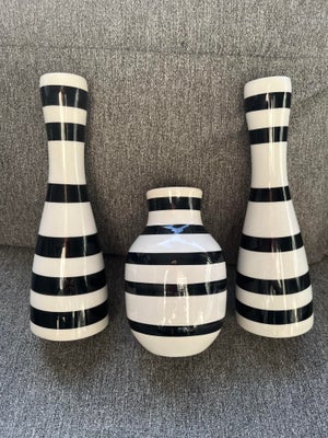 Kähler Omaggio, 

En sort/hvid Kähler Omaggio vase 16 cm. og 2 Kähler
Omaggio sort/hvid lysestager.
