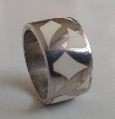 Fingerring, sølv, Jens J. Aagaard, Sterling sølv med hvide stykker emalje.
Stemplet "925 S JAa".
Str