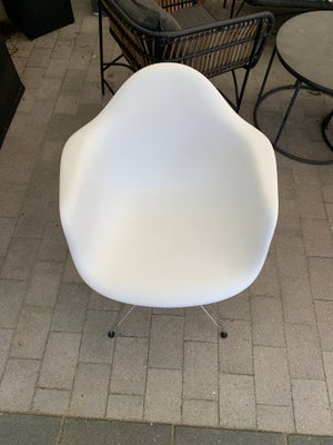 Spisebordsstol, Plastisk, Eames DAW, Fire stk. Eames DAW stole (kopi) i farven Pearl White med ben i
