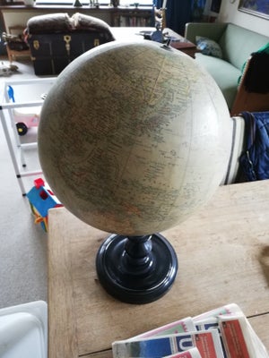 Globus, antik, 
Antik Globus
ca 75 år gammel globus..
Rigtigt pæn globus.. God stand
Ikke mange tilb