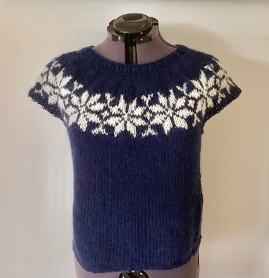 Vest, FruStrik, str. 40, Mørkeblå med hvide stjerner, Islandsk uld, Ubrugt, NYT DESIGN!
Sarah Lund r