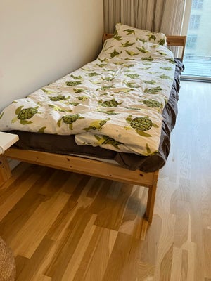 Enkeltseng, IKEA NEIDEN, b: 90 l: 200, Ikea NEIDEN enkelt seng med madras. Ca. 1 år gammel og næsten