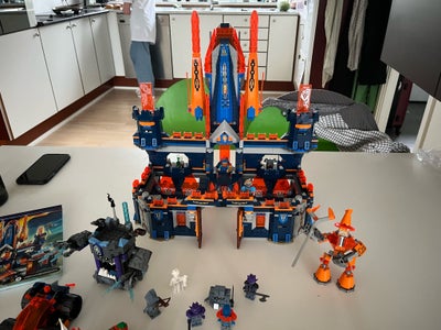 Lego Nexo Knights, 70357, Kæmpe borg
Alle delene og mændene er der samt bruger vejledning 