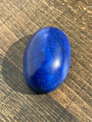 Smykker og sten, Lapis  lazuli, Smuk sten, måler 2,5 x 4 cm, vejer 21gram
Flad på den ene side

Om l