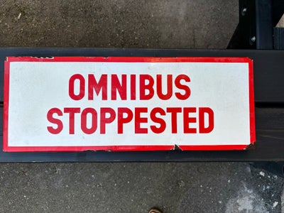 Skilte, Emaljeskilt, Gammelt emaljeskilt med teksten  ‘omnibus stoppested’, overordnet i rimelig sta