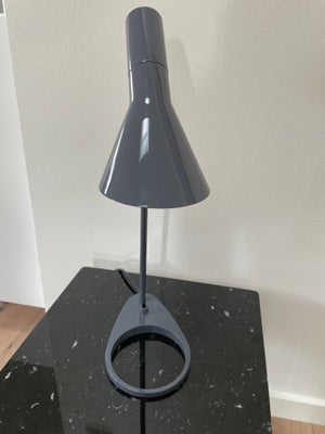 Arne Jacobsen, Louis Poulsen AJ Mini bordlampe i en smuk grå højglansfuld (glossy) farve. Der er tal
