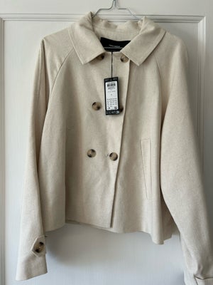 Jakke, str. 36, Vero moda, Helt ny kort trenchcoat i beige/birch fra Vero moda.

Størrelse Small og 