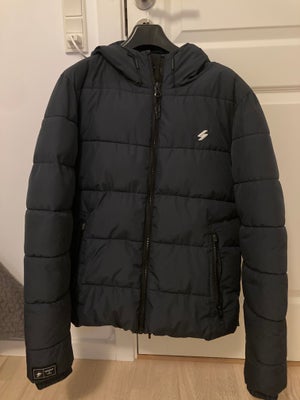 Dynejakke, str. XL, Superdry,  Marineblå,  Næsten som ny, Superdry Hooded Sports Puffer Vinterjakke 