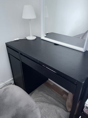 Skrivebord/Computerbord med skuffer og skab
