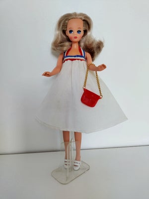 Barbie, Mary Quant Daisy, Walk Along 65013
Med rigtige øjenvipper.
Dukken har været leget med.
Begge