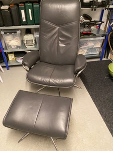 Stressless grå læderstol med fodskammel