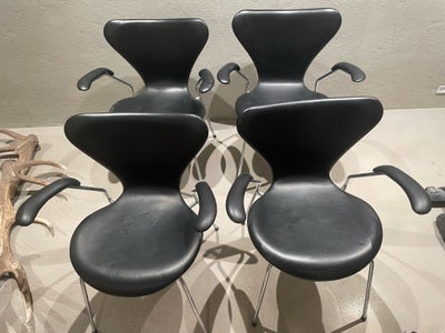 Arne Jacobsen, stol, 3207, 4 stk. sorte 7’er stole i læder med armlæn (model 3207). Den ene er mindr