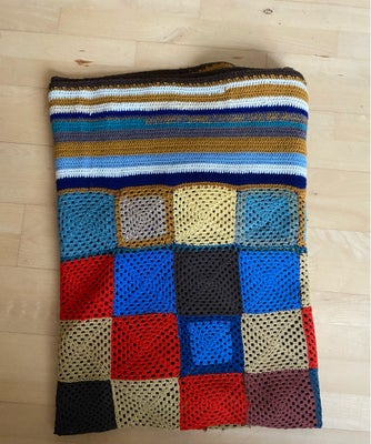 Hæklet tæppe, Flot strikket tæppe / plaid. Fin stand med enkelte løse stropper. Ca. 185 x 150 cm. 

