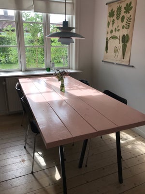 Spisebord, Træ, b: 98 l: 210, Flot plankebord malet i den smukkeste lyserøde farve med Hay bordben