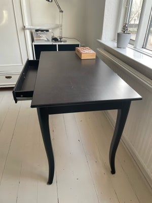 Skrive-/computerbord, Ikea, b: 120 d: 80, Jeg sælger mit dejlige Ikea skrivebord i sort med skuffe. 