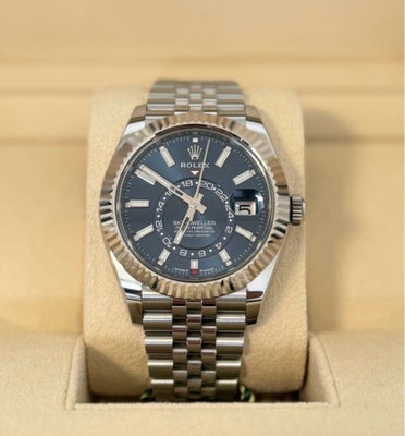 Herreur, Rolex, Rolex Sky-Dweller jubilee med blå skive

Pris 152.500 kr. 
Ref nr.: 336934
Stand: 90