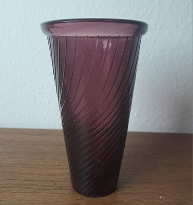 Vase, Glas, Aubergine farvet tung glas vase, med stribe effekt. 14 cm. 
Fejler intet.