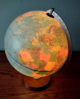 Globus, Globus med fod i teaktræ og lys.
Særdeles fin stand. Ca 20 år gammel.
Højde: 38 cm
Kan evt a