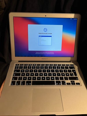 MacBook Air, 2013, 1,3 GHz, 4 GB ram, 128 GB harddisk, God, Har mindre brugs ridser.
Oplader medfølg