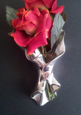 Sølvtøj, Bord dekoration, Italiensk, To elegante blomster holdere i forsølvet metal til at dekorere 