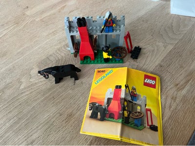 Lego Castle, 6040, Lego castle lion knights blacksmith  Shop. Fra 1984. Sættet fremstår / er som på 