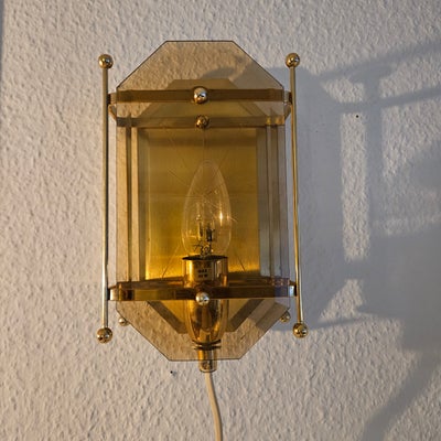 Væglampe, Retro væglampe i amber farvet glas med udskæringer i glasset, og messing stel. Nok fra 60e
